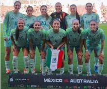 Imágen del 11 inicial de la selección mexicana para el partido contra Australia
